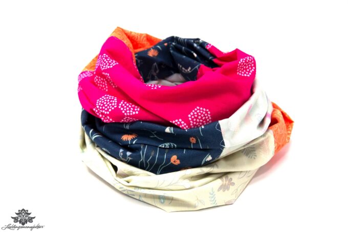 Loop-Schal aus recyceltem Polyester im Leomuster